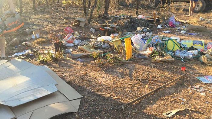 парень вернул  мусор, вернул мусор владельцу, выкинул мусор вместе с документами, нашел и вернул мусор обратно