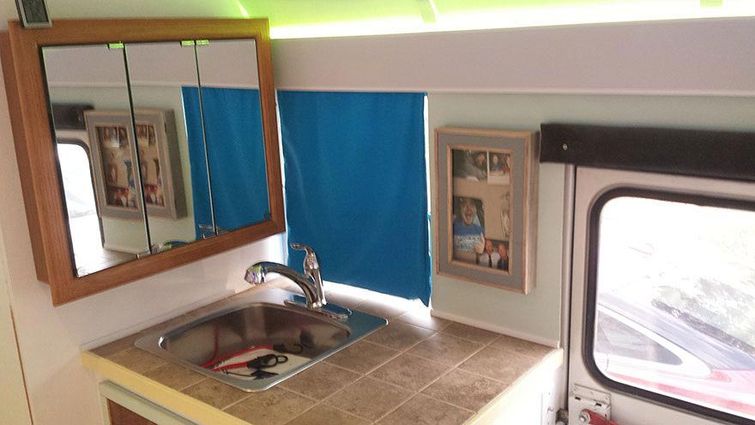 превратили автобус в дом на колесах, из автобуса в дом на колесах