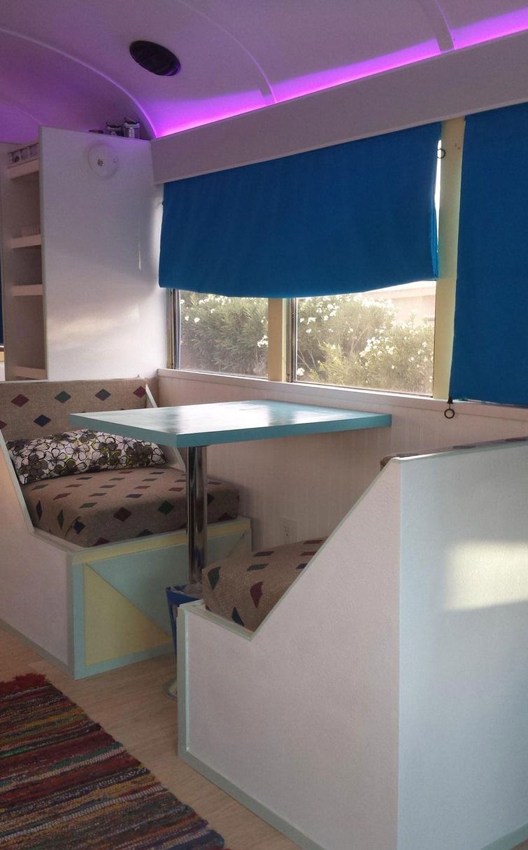 превратили автобус в дом на колесах, из автобуса в дом на колесах