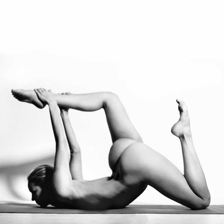 Гoлaя йога: девушка восхваляет красоту гoлoгo женского тела в своём Instagr...