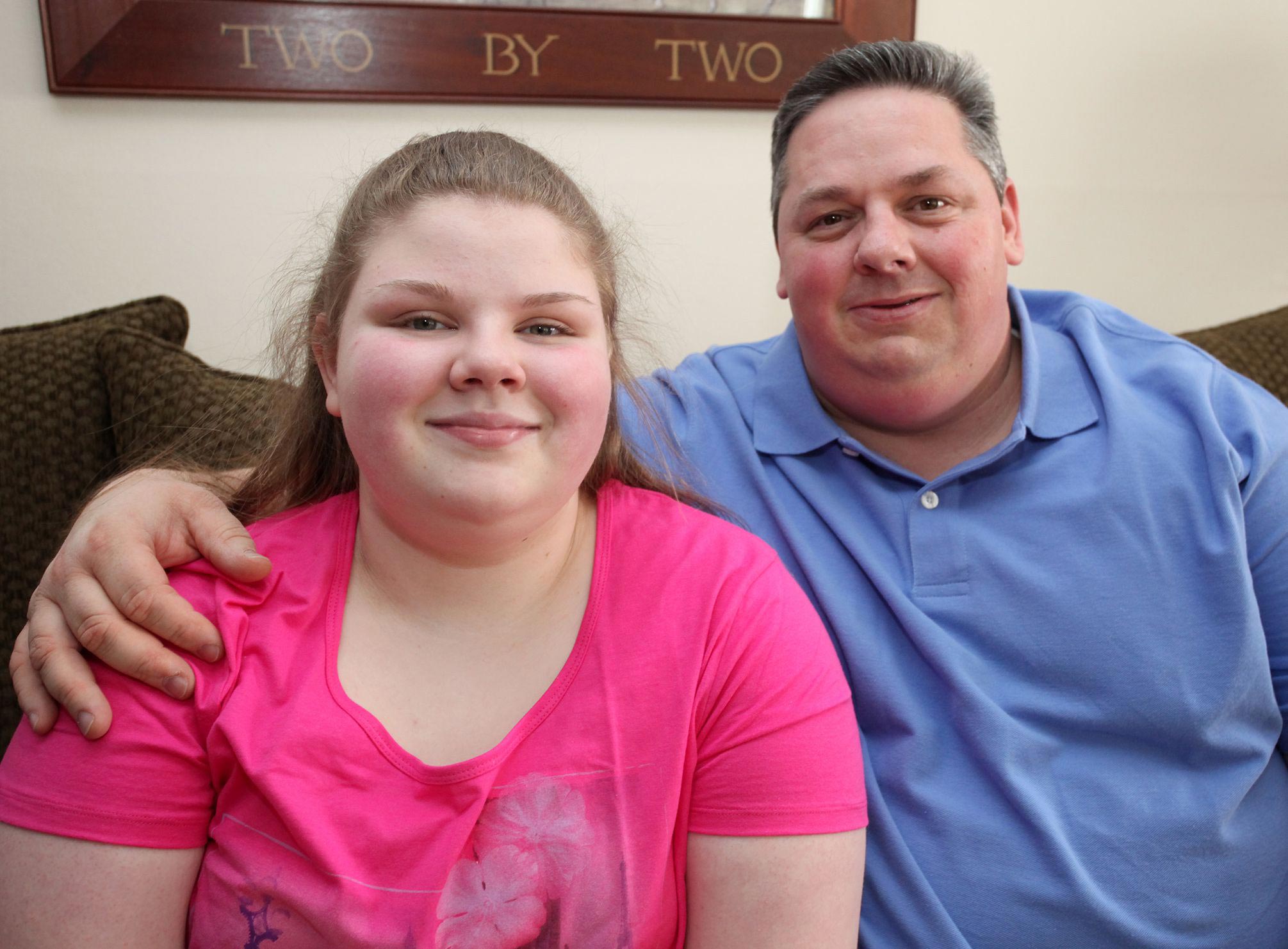 Языки-рекордсмены: папа и дочь с самыми широкими языками в мире Байрон Шленкер, Byron Schlenker, Эмили Шленкер, Emily Schlenker, самый широкий язык в мире, самый широкий язык рекорд Гиннеса