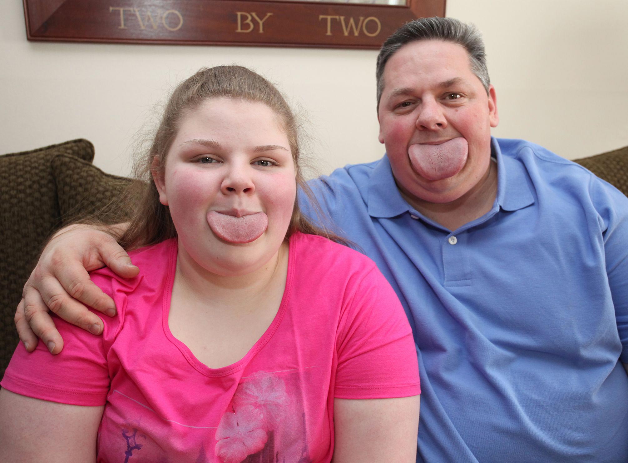 Языки-рекордсмены: папа и дочь с самыми широкими языками в мире Байрон Шленкер, Byron Schlenker, Эмили Шленкер, Emily Schlenker, самый широкий язык в мире, самый широкий язык рекорд Гиннеса