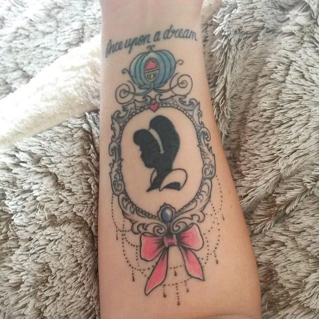 татуировки с диснеевскими принцессами, тату с персонажами мультфильмов, тату дисней
