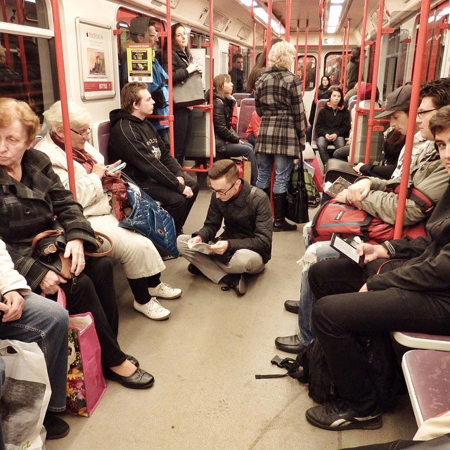 Вызов книги, Якуб Павловский, Jakub Pavlovsky, парень читает везде где ему хочется