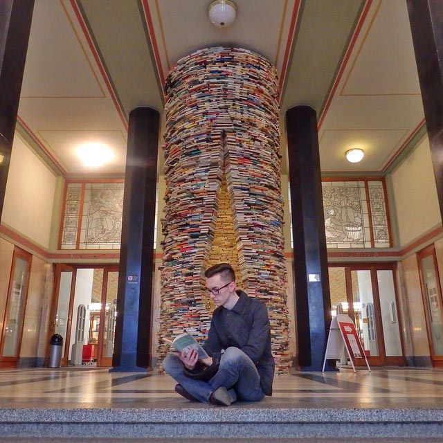 Вызов книги, Якуб Павловский, Jakub Pavlovsky, парень читает везде где ему хочется