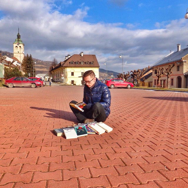 Вызов книги, Якуб Павловский, Jakub Pavlovsky, парень читает везде где ему хочется