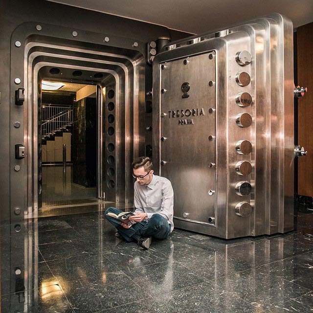 Вызов книги, Якуб Павловский, Jakub Pavlovsky, парень читает везде где ему хочется