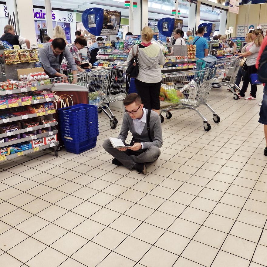 Вызов книги, Якуб Павловский, Jakub Pavlovsky, парень читает везде где ему хочется