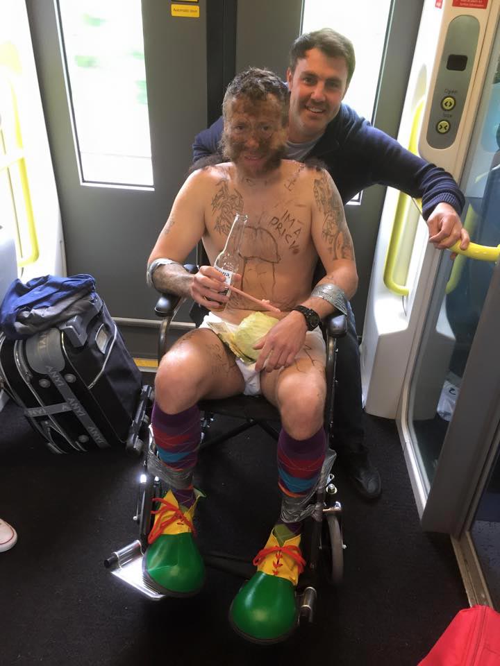 жесткий прикол над женихом, друзья прикололись над женихом, жених прикол мальчишник, жесткий прикол мальчишник