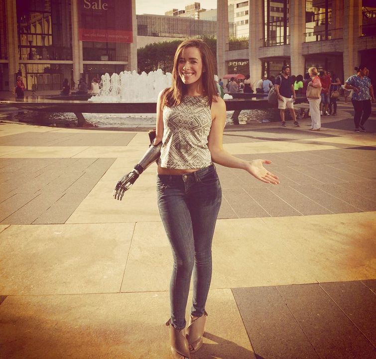 модель с бионической рукой, Ребека Марин, модель-инвалид на недели моды в Нью-Йорке