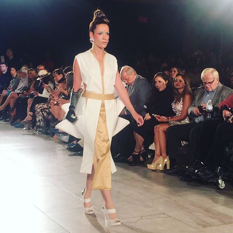 модель с бионической рукой, Ребека Марин, модель-инвалид на недели моды в Нью-Йорке