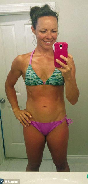 Мама двоих детей похудела на 20 кг и приобрела потрясающую форму, занимаясь спортом пока её дети спали женщина похудела занимаясь дома, до и после похудения занималась дома, женщина сильно похудела занимаясь дома