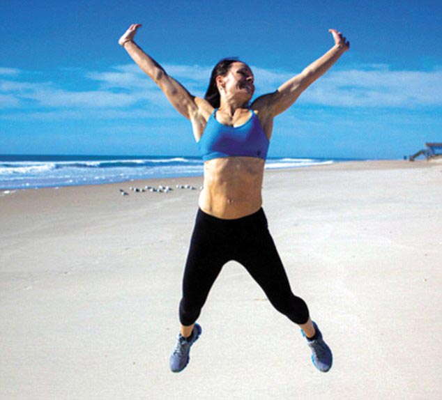 Мама двоих детей похудела на 20 кг и приобрела потрясающую форму, занимаясь спортом пока её дети спали женщина похудела занимаясь дома, до и после похудения занималась дома, женщина сильно похудела занимаясь дома