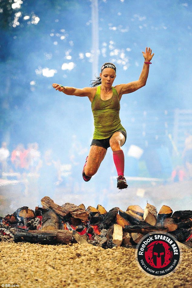 Мама двоих детей похудела на 20 кг и приобрела потрясающую форму, занимаясь спортом пока её дети спали женщина похудела занимаясь дома, до и после похудения занималась дома, женщина сильно похудела занимаясь дома