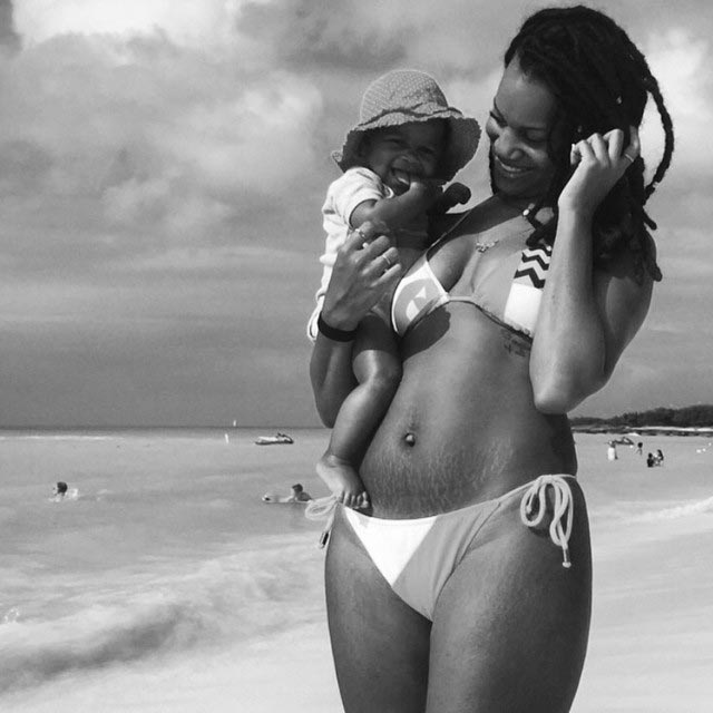 Полюби свои линии, полюби свои растяжки, женщины размещают фотографии своих растяжек, #LoveYourLines, Крисси Тейген