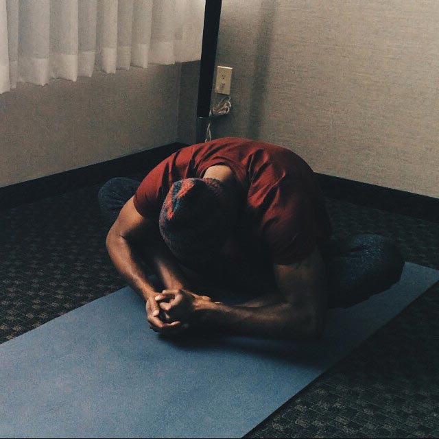 йога не для мужиков, причины почему парни не заниматься йогой, мужчины и йога, польза йоги