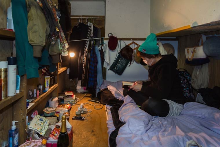 отели из фанеры в Токио, крошечные отели в Токио, жизнь внутри маленьких отелей Япония, японские маленькие отели