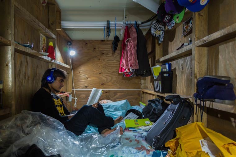 отели из фанеры в Токио, крошечные отели в Токио, жизнь внутри маленьких отелей Япония, японские маленькие отели