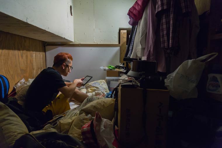 отели из фанеры в Токио, крошечные отели в Токио, жизнь внутри маленьких отелей Япония, японские маленькие отели