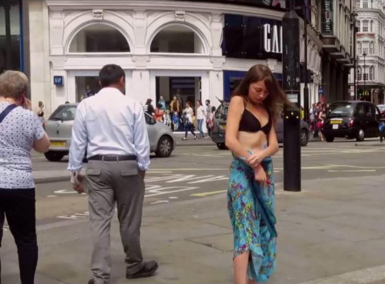 Голые девушки на улице - фото эротика с уличными красотками