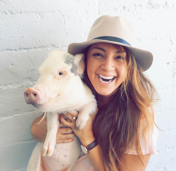 Мини-поросёнок Гамлет, девушка с эпилепсией и её поросёнок