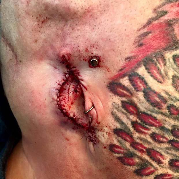 Бодибезумие, человек-попугай, Тед Ричардс, Ted Richards, отрезал себе уши, человек попугай отрезал уши