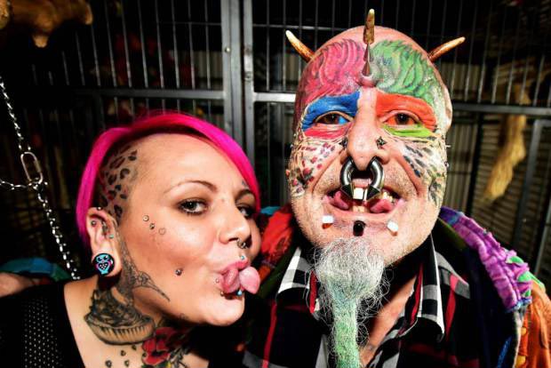 Бодибезумие, человек-попугай, Тед Ричардс, Ted Richards, отрезал себе уши, человек попугай отрезал уши