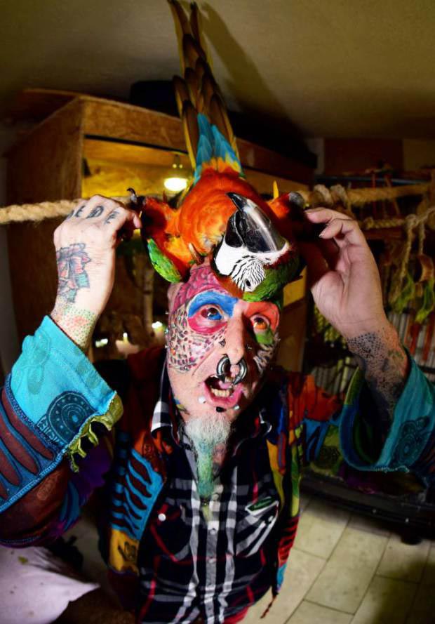 Бодибезумие, человек-попугай, Тед Ричардс, Ted Richards, отрезал себе уши, человек попугай отрезал уши