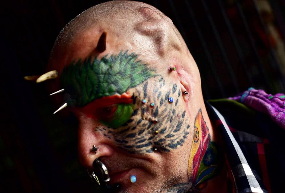 Бодибезумие, человек-попугай, Тед Ричардс, Ted Richards, отрезал себе уши, человек попугай отрезал уши