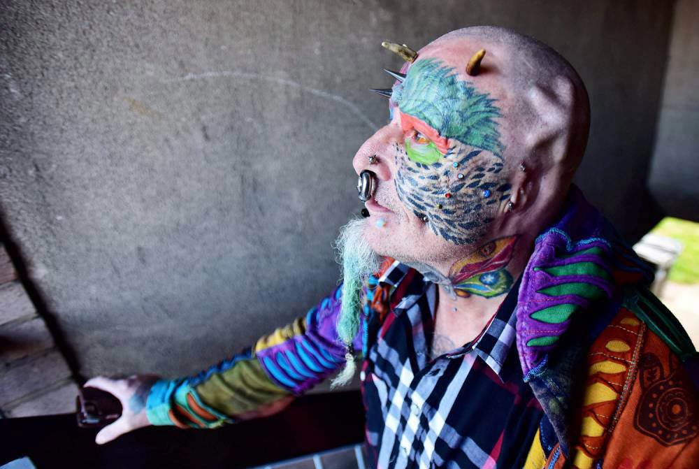 Бодибезумие, человек-попугай, Тед Ричардс, Ted Richards, отрезал себе уши, человек попугай отрезал уши