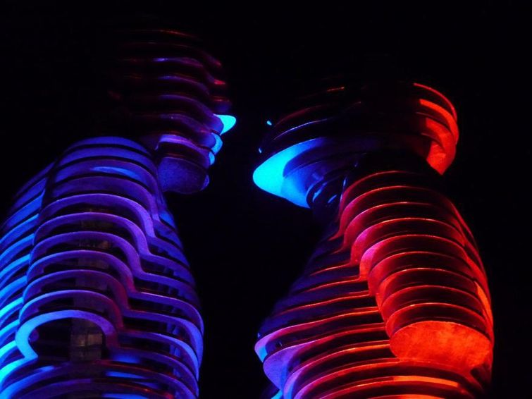 грузинская статуя мужчина и женщина, статуя Али и Нино Грузия, статуя Али и Нино, Тамара Квеситадзе