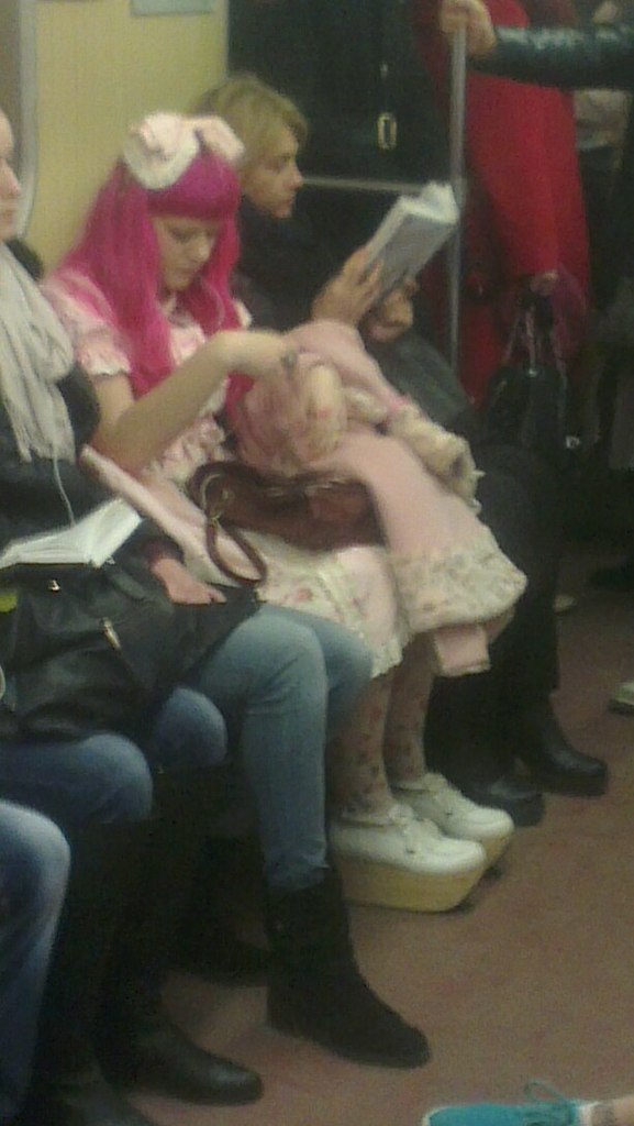 мода петербургского метро, мода метро, модники в транспорте, странные пассажиры метро 