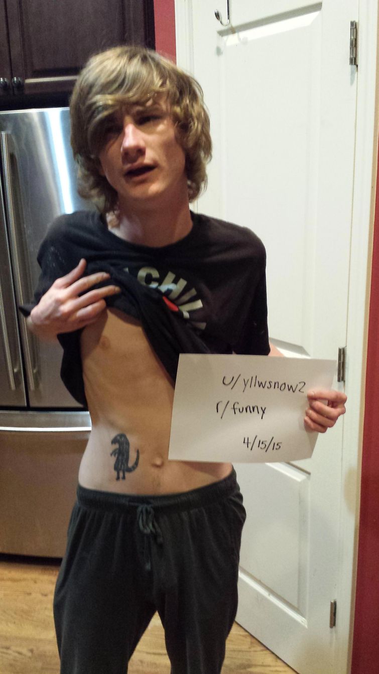 чарманедер мем, пьяный парень сделал себе татуировку покемона, пьяный парень набил себе покемона, черный чармандер