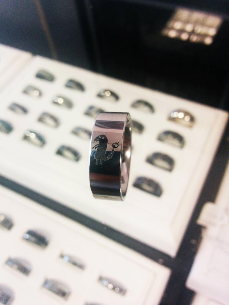 чарманедер мем, пьяный парень сделал себе татуировку покемона, пьяный парень набил себе покемона, черный чармандер