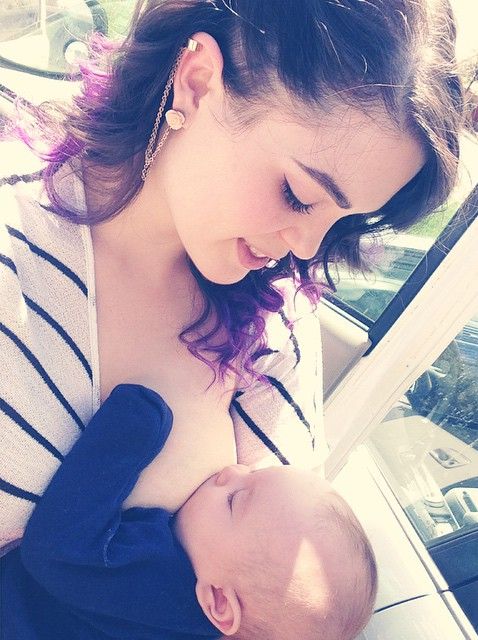 Brelfie: мамочки кормят своих детей грудью, фотографируются и выкладывают это в свой Instagram Brelfie, женщины кормят грудью, кормят грудью и выкладывают в Instagram