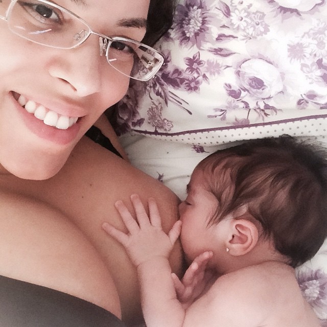 Brelfie: мамочки кормят своих детей грудью, фотографируются и выкладывают это в свой Instagram Brelfie, женщины кормят грудью, кормят грудью и выкладывают в Instagram