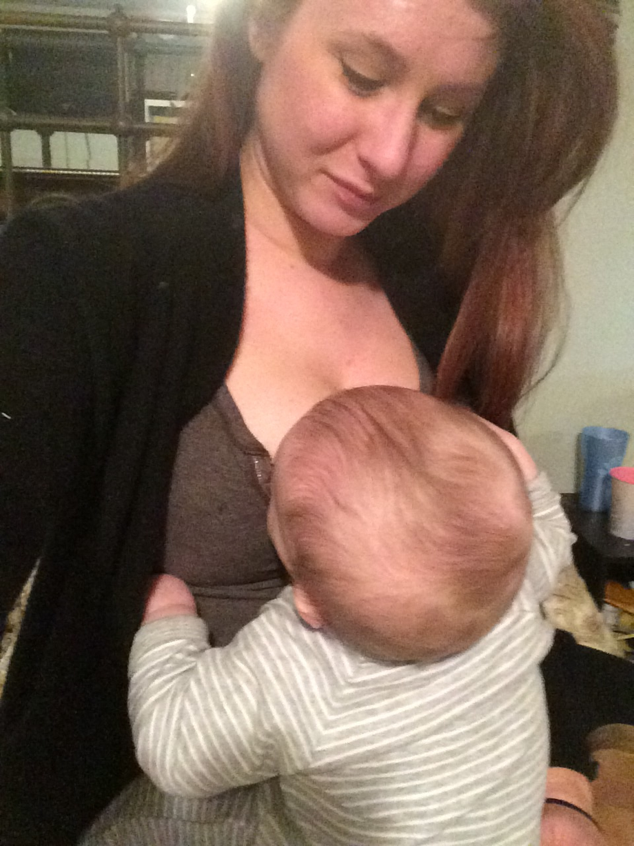 Мама с большой грудью дочь. Грудное вскармливание. Грудное вскармливание селфи. Селфи с ребенком. Кормление грудью фото.
