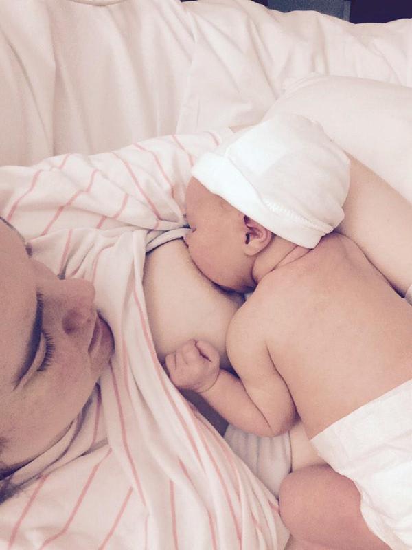 Brelfie: мамочки кормят своих детей грудью, фотографируются и выкладывают это в свой Instagram Brelfie, женщины кормят грудью, кормят грудью и выкладывают в Instagram