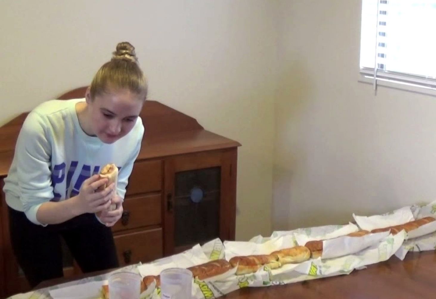 Нела Зиссер, Nela Zisser, модель съела 9 сэндвичей, 9 сэндвичей 1,5 метра за 9 минут