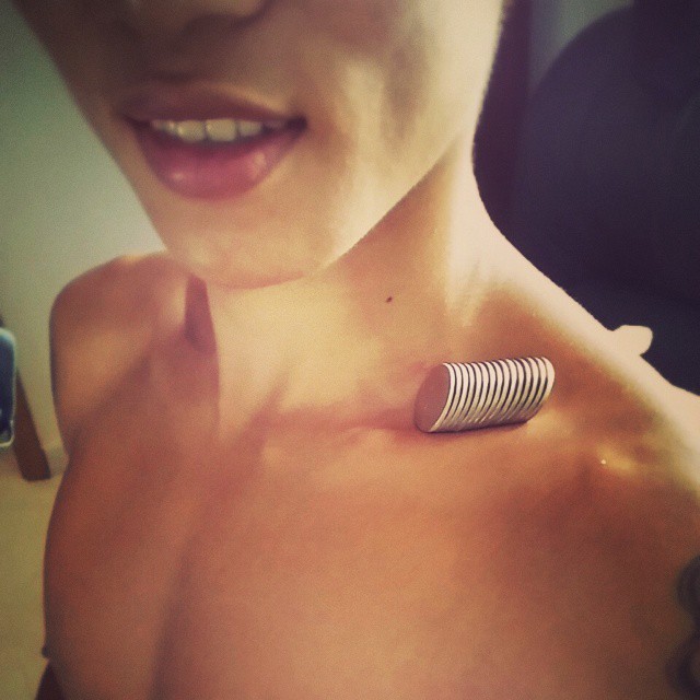 Новый безумный тренд: азиатские девушки используют свои ключицы, чтобы поместить туда как можно больше монет монеты в ключицах, selfies coins collarbones, ключицы