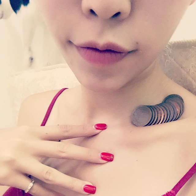 Новый безумный тренд: азиатские девушки используют свои ключицы, чтобы поместить туда как можно больше монет монеты в ключицах, selfies coins collarbones, ключицы