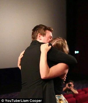 записал видео клип для девушки, снял клип чтобы сделать предложение, предложение в кинотеатре клип, кинотеатр клип Magic предложение