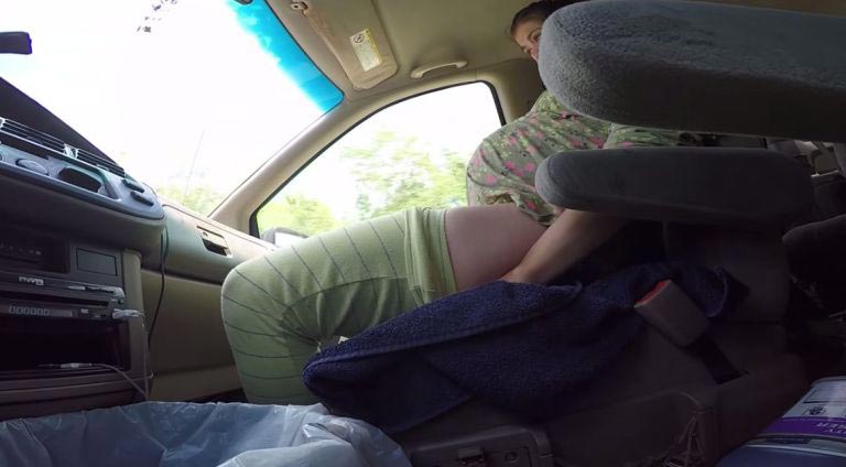 женщина родила в машине, муж снял на видео его жена родила в машине
