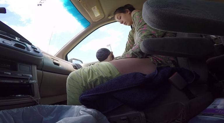 женщина родила в машине, муж снял на видео его жена родила в машине