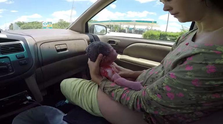 женщина родила в машине, муж снял на видео его жена родила в машине