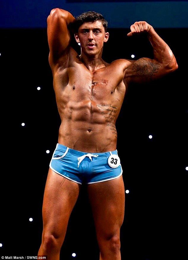 после удара ножом и трёх смертей, парень стал бодибилдером, накача мышцы после больницы