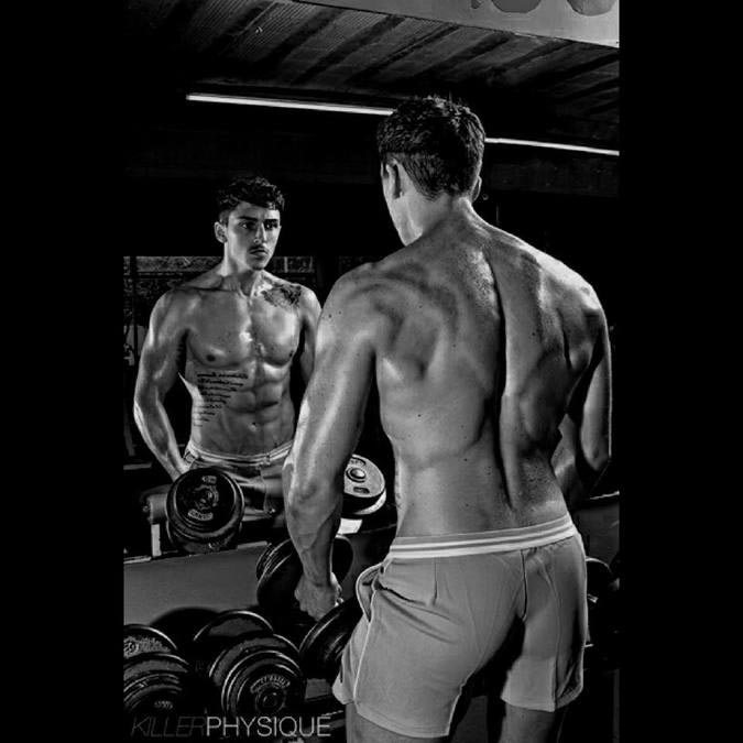 после удара ножом и трёх смертей, парень стал бодибилдером, накача мышцы после больницы