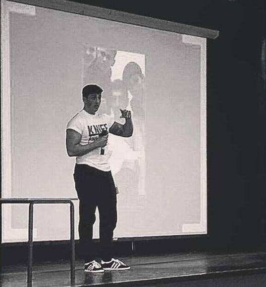 после удара ножом и трёх смертей, парень стал бодибилдером, накача мышцы после больницы