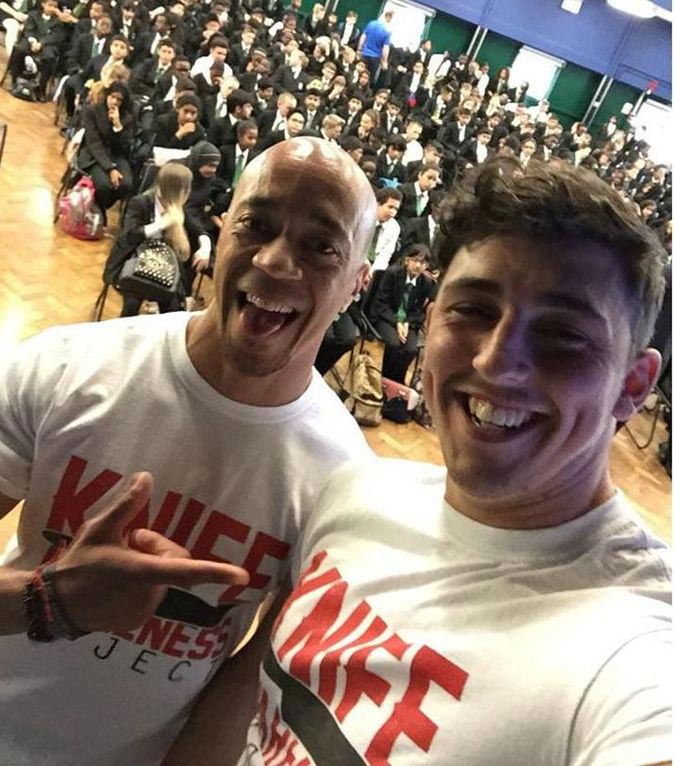 после удара ножом и трёх смертей, парень стал бодибилдером, накача мышцы после больницы