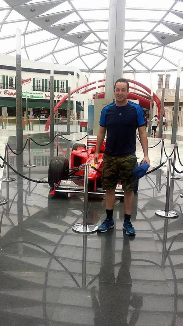 пассажир сделал день таксиста незабываемым, взял таксиста с собой в парк, таксист в парк Ferrari World